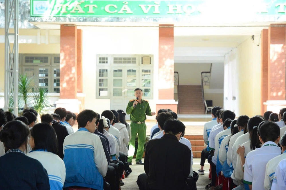 Cán bộ Công an phường Nam Gia Nghĩa tuyên truyền cho học sinh về tác hại của thuốc lá điện tử, ma túy và phòng, chống tệ nạn ma túy học đường. Ảnh Công an tỉnh Lâm Đồng.