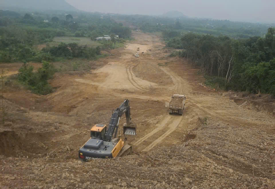 Toàn cảnh công tác đào đắp, san gạt mặt bằng và vận chuyển đất nền tại dự án giao thông kết nối. Ảnh: DK