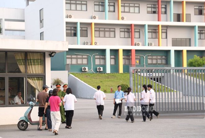 Các thí sinh tại điểm thi Chuyên Tuyên Quang bước vào môn thi lại đầu tiên