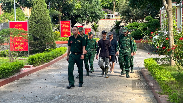 Lực lượng biên phòng dẫn giải các đối tượng vận chuyển hàng lậu. Ảnh: Trung Dũng