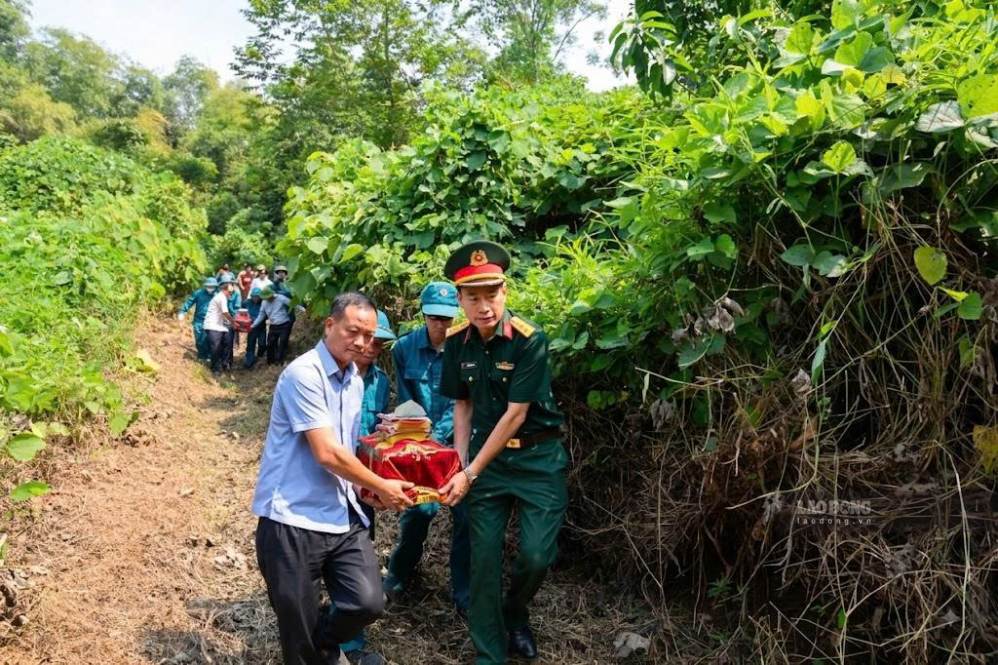 Di chuyển hài cốt liệt sĩ về nơi quy định.
