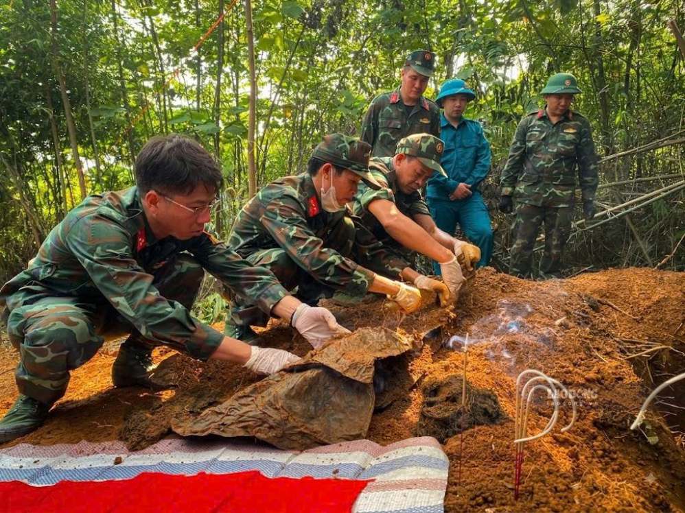 Lực lượng chức năng tổ chức khai quật, cất bốc 2 phần mộ liệt sĩ
