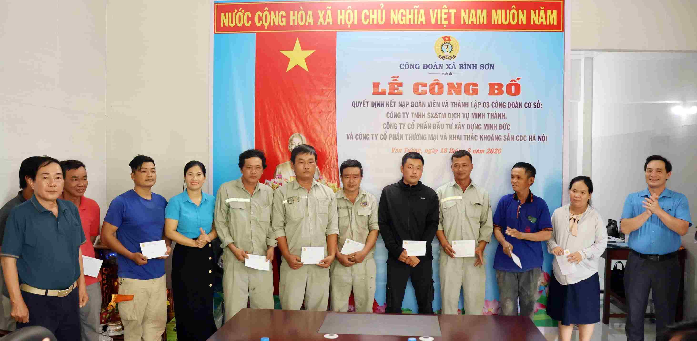 Trao tặng 10 suất quà cho đoàn viên có hoàn cảnh khó khăn. Ảnh: Công đoàn Quảng Ngãi