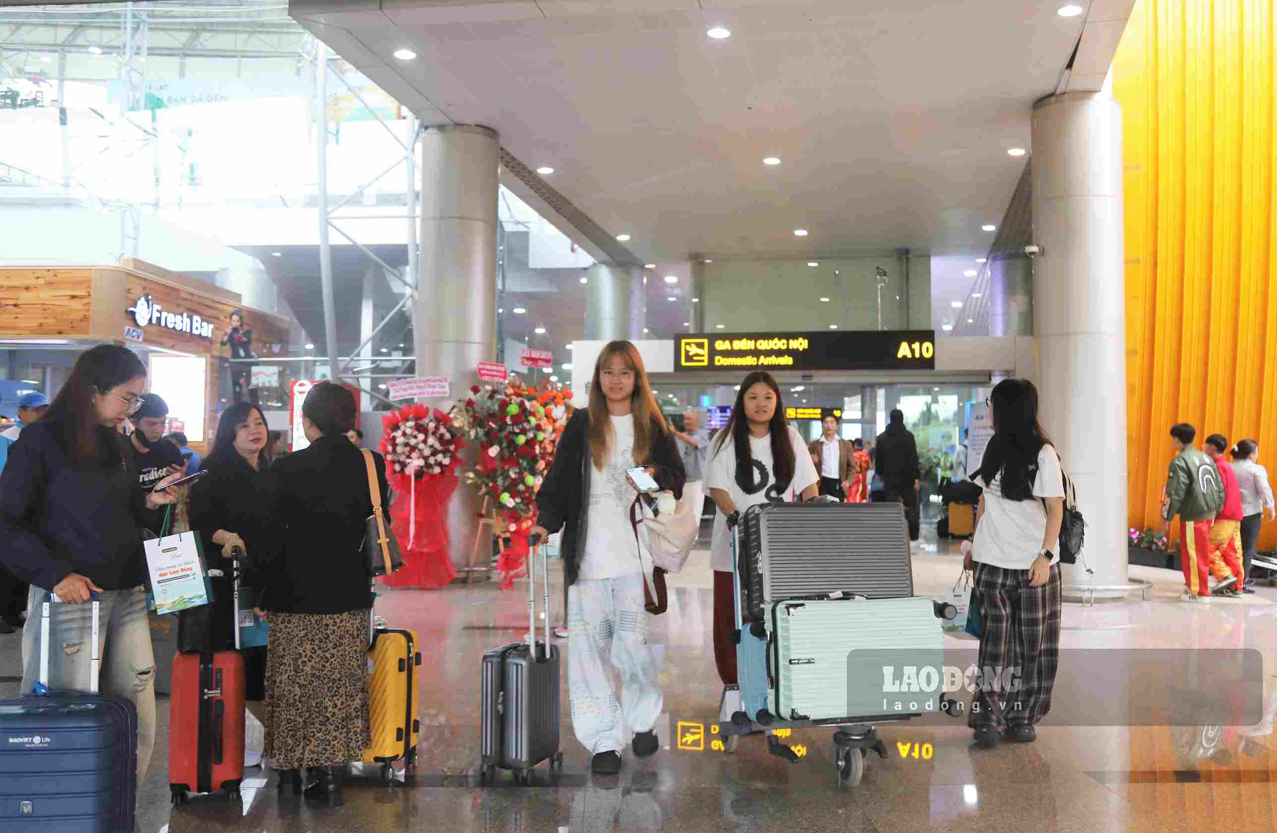 Hành khách rời sân bay Liên Khương sau khi máy bay hạ cánh vào sáng 19.8. Ảnh: Phúc Khánh