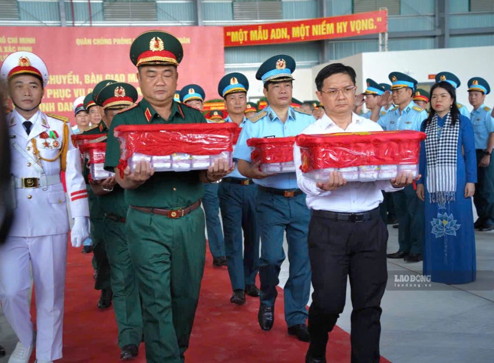 Trung tướng Lê Xuân Thế cùng Phó Chủ tịch UBND TPHCM Nguyễn Mạnh Cường đưa các mẫu sinh phẩm lên máy bay CASA-295. Ảnh: Anh Tú