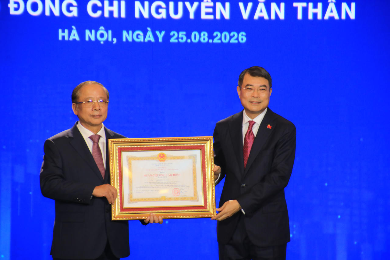 Thủ tướng Lê Minh Hưng trao tặng Huân chương lao động hạng nhất cho Chủ tịch Hiệp hội Nguyễn Văn Thân.