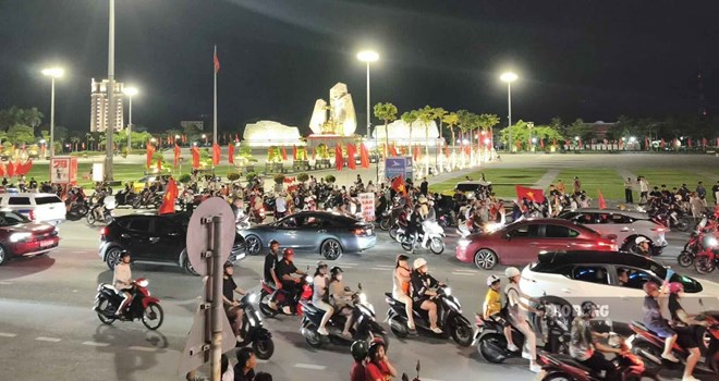 Đông đảo người dân ở Quảng Trị xuống đường mừng tuyển Việt Nam vô địch