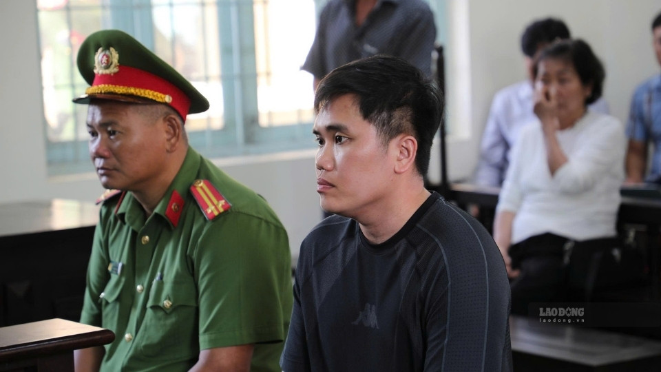 Bị cáo N.V.B.Tr tại phiên tòa xét xử vụ tai nạn làm nữ sinh lớp 9 tử vong. Ảnh: Hoàng Lộc
