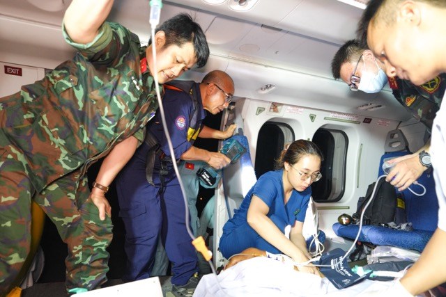 Trực thăng cấp cứu ngư dân bị ròng rọc đập vào mặt, chấn thương sọ não