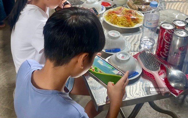 Mối liên hệ từ việc dùng thiết bị điện tử quá sớm và béo phì ở trẻ em