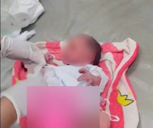 Bé trai sơ sinh bị bỏ rơi gần bãi rác ở Đồng Nai
