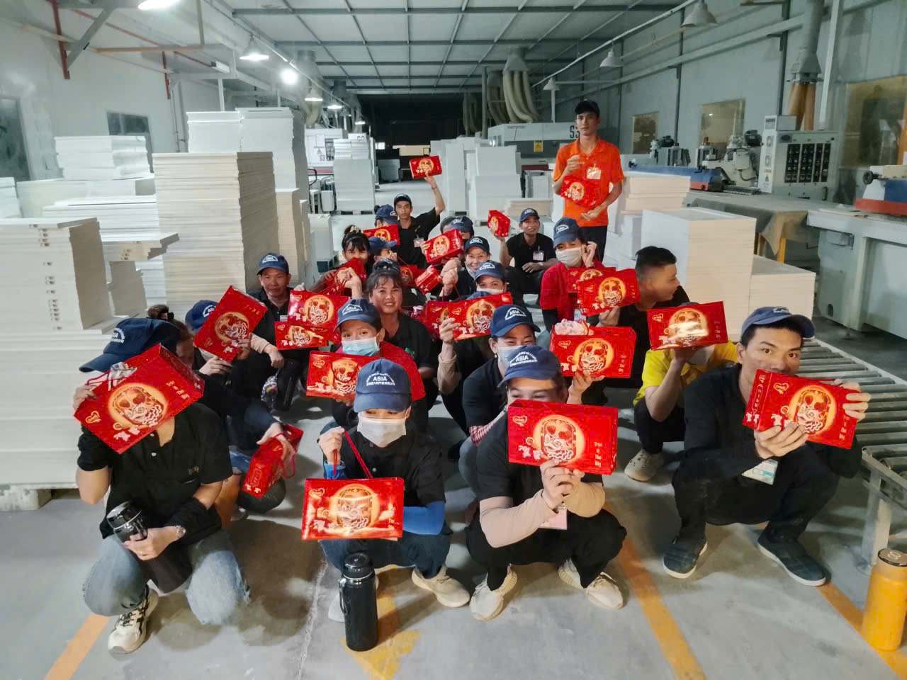 Những phần bánh trung thu đến sớm, tạo niềm vui cho đoàn viên, lao động. Ảnh: CĐCS cung cấp
