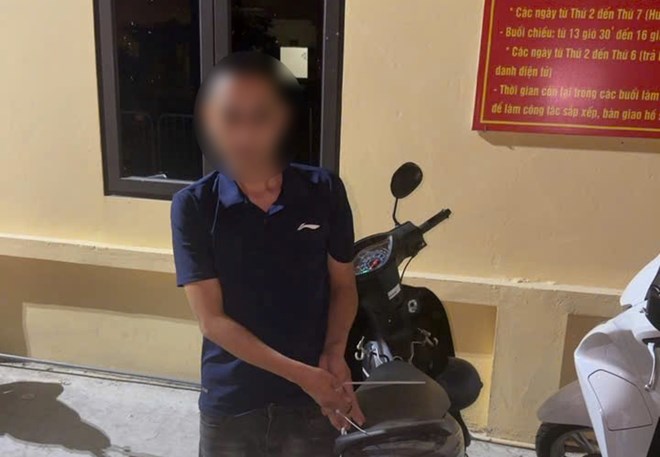Nam thanh niên lúng túng khi CSGT kiểm tra, lộ ra xe máy vừa trộm cắp