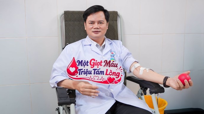 Người lao động Bệnh viện Đa khoa tỉnh Quảng Trị cùng nhau hiến máu