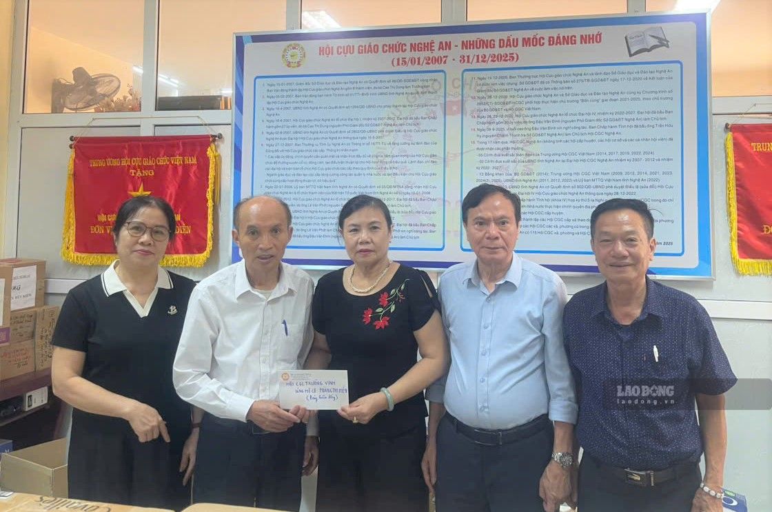 Đại diện Hội Cựu giáo chức phường Trường Vinh trao 7 triệu đồng thăm hỏi, hỗ trợ cô giáo Hoàng Thị Hiền. Ảnh: Quang Đại