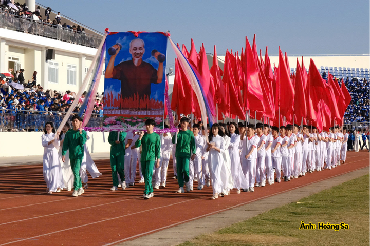 Nghi thức rước chân dung Chủ tịch Hồ Chí Minh và hồng kỳ tại Đại hội Thể dục thể thao ngành Giáo dục lần thứ I năm 2026.