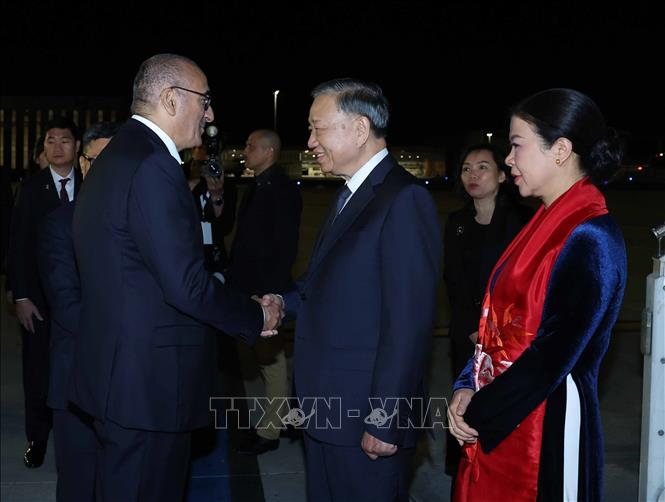 Đậi biểu Pháp đón Tổng Bí thư, Chủ tịch nước Tô Lâm và Phu nhân tại sân bay Orly, Paris. Ảnh: TTXVN