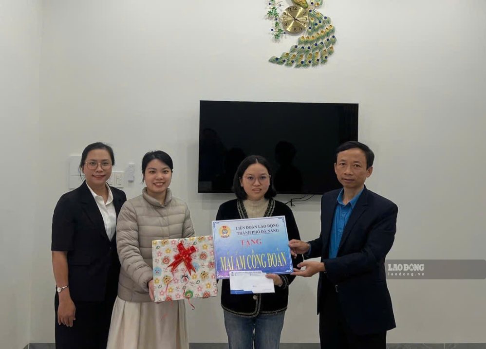 Liên đoàn Lao động thành phố Đà Nẵng bàn giao nhà Mái ấm Công đoàn cho đoàn viên. Ảnh: Công đoàn Đà Nẵng