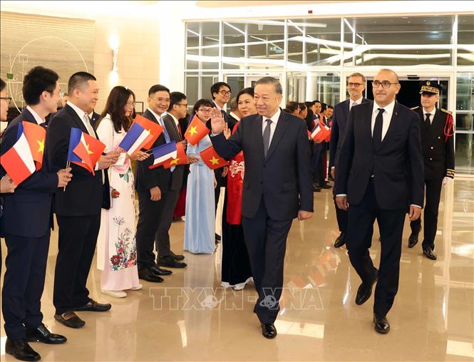 Cán bộ nhân viên đại sứ quán và cộng đồng người Việt Nam tại Pháp đón Tổng Bí thư, Chủ tịch nước Tô Lâm và Phu nhân. Ảnh: TTXVN