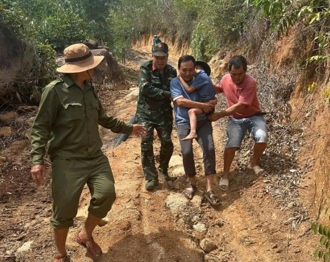Xúc động cháu bé đi lạc xuyên rừng, chú chó nhà nuôi theo sát bên cạnh bảo vệ