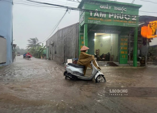 Mưa lớn gây ngập cục bộ, một trường mầm non ở Ninh Bình cho trẻ tạm nghỉ