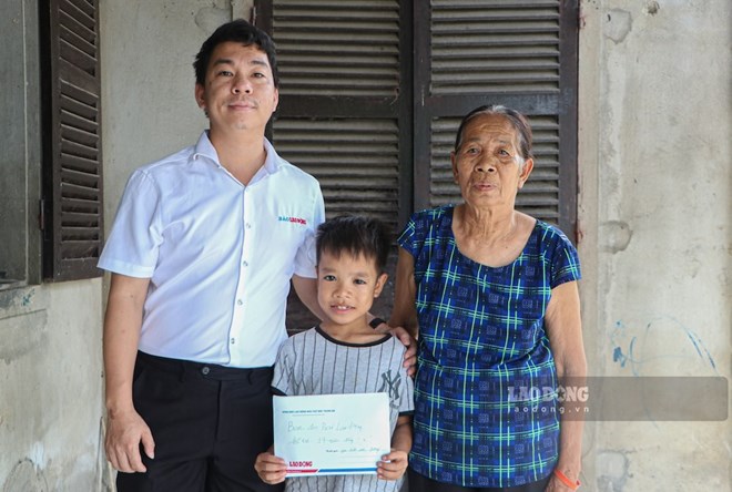 Bạn đọc Báo Lao Động hỗ trợ cậu học sinh nghèo bị khuyết tật mắt