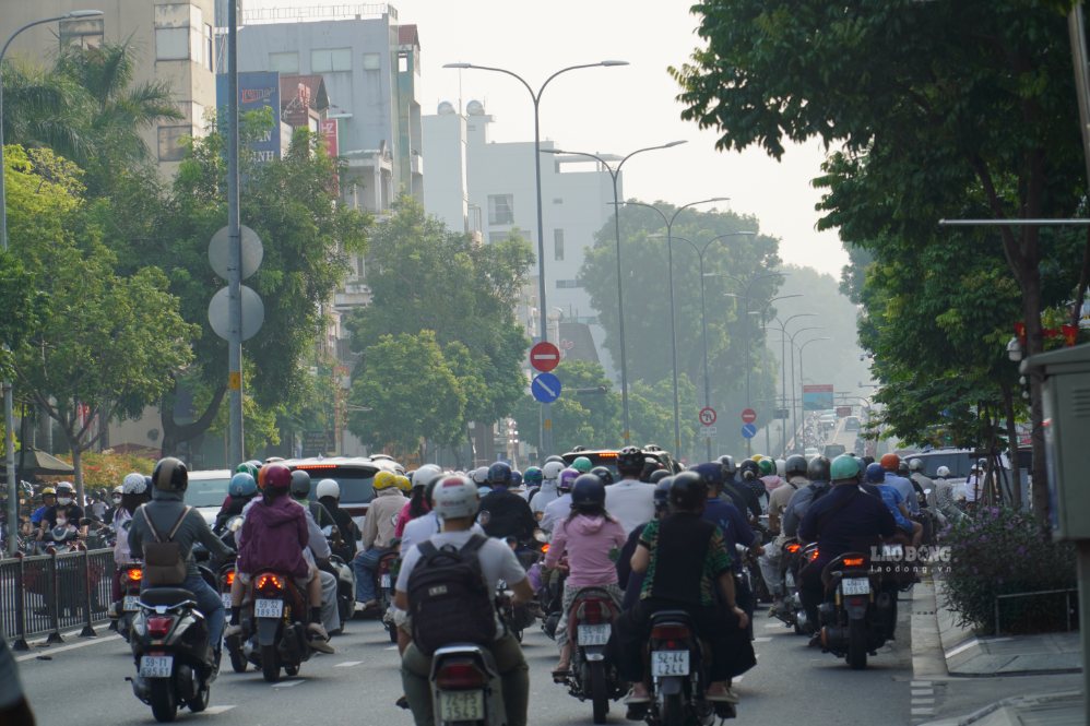 Bầu trời TPHCM phủ lớp mù sáng 17.9. Ảnh: Hạ Mây