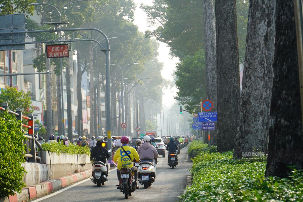 Sáng 17.9, các tuyến đường ở TPHCM đông phương tiện trong điều kiện không khí mờ đục. Ảnh: Hạ Mây