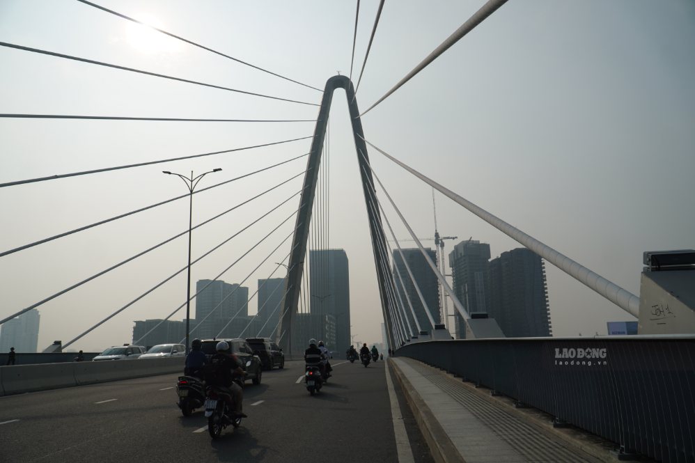 Khu vực cầu Ba Son mờ đục, tầm nhìn về phía các công trình cao tầng bị hạn chế ngày 17.9. Ảnh: Hạ Mây