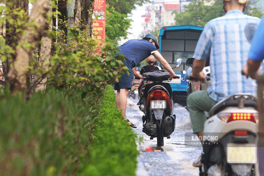 Một số người phải dắt xe khi đi qua khu vực này.