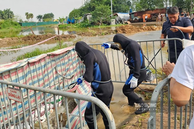 Thợ lặn tìm nam sinh nghi bị nước cuốn trôi ở Hà Nội