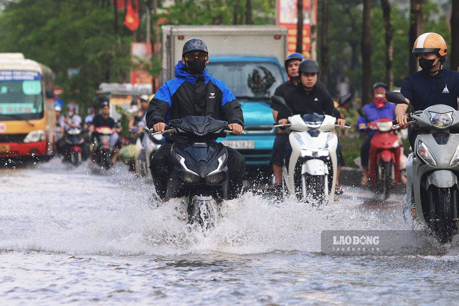 Dù mực nước đã giảm so với hôm qua nhưng vẫn gây khó khăn cho người dân.