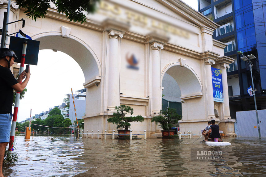 Không chỉ trên mặt đường Quốc lộ 32, khu vực phía bên trong một khu đô thị ở xã Hoài Đức cũng xuất hiện tình trạng ngập nước. Các đơn vị liên quan đã chăng dây cảnh báo, không cho người dân đi vào khu vực ngập sâu.