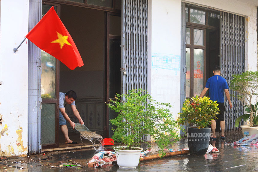 Không chỉ ảnh hưởng đến các phương tiện lưu thông trên đường, các hộ dân hai bên tuyến Quốc lộ 32 cũng bị ảnh hưởng đáng kể. Một số nhà dân bị nước dâng vào bên trong.