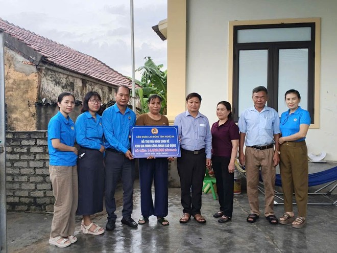 Trao 28 triệu đồng hỗ trợ 2 đoàn viên phát triển mô hình sinh kế