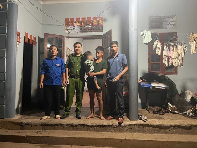Xuyên đêm tìm bé gái 3 tuổi đi lạc, phát hiện bên bờ suối cách nhà 1,5 km