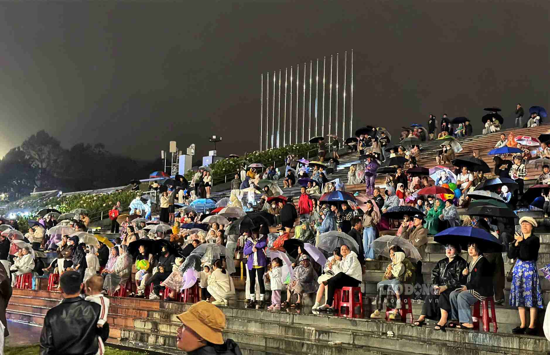 Đông đảo người dân, du khách đội mưa vui hội Trung thu tại Đà Lạt. Ảnh: Phúc Khánh