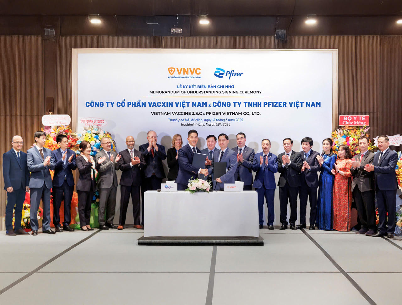 Ngày 18/3/2025, VNVC và Pfizer Việt Nam ký thỏa thuận hợp tác về chia sẻ kiến thức sản xuất vắc xin tại Nhà máy Vắc xin và Sinh phẩm VNVC với sự chứng kiến của Thứ trưởng Bộ Y tế Đỗ Xuân Tuyên, Tổng lãnh sự Hoa Kỳ tại TP HCM Susan Burns. Ảnh: VNVC