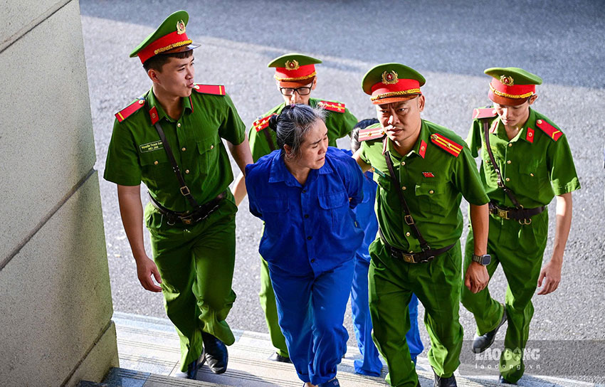 HĐXX triệu tập hơn 60 người có quyền, nghĩa vụ liên quan; hơn 40 luật sư đăng ký bào chữa cho các bị cáo. Ảnh: Việt Trung