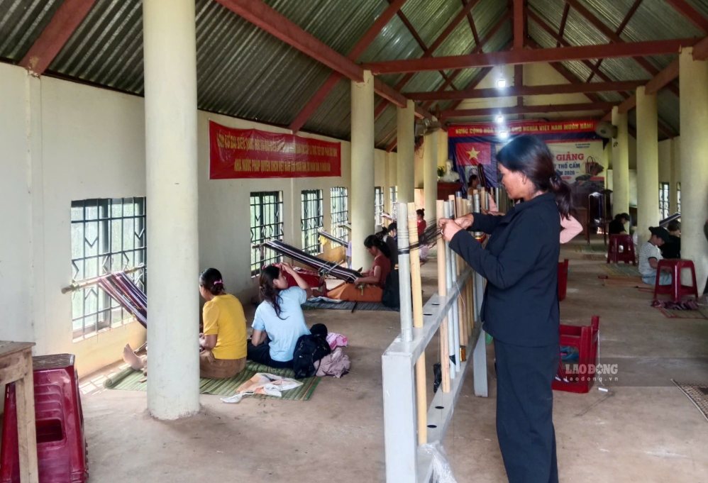 Người dân xã Cư Bao học nghề dệt thổ cẩm vào tháng 9.2026. Ảnh: Bảo Trung