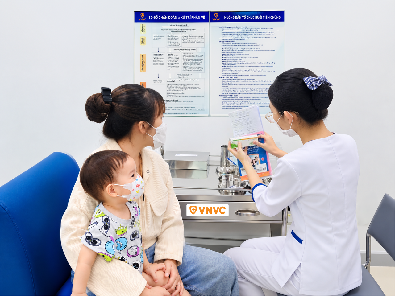 Bé Minh Khôi, 12 tháng tuổi tiêm vắc xin tay chân miệng ngày 27/9. Ảnh: Minh Tân