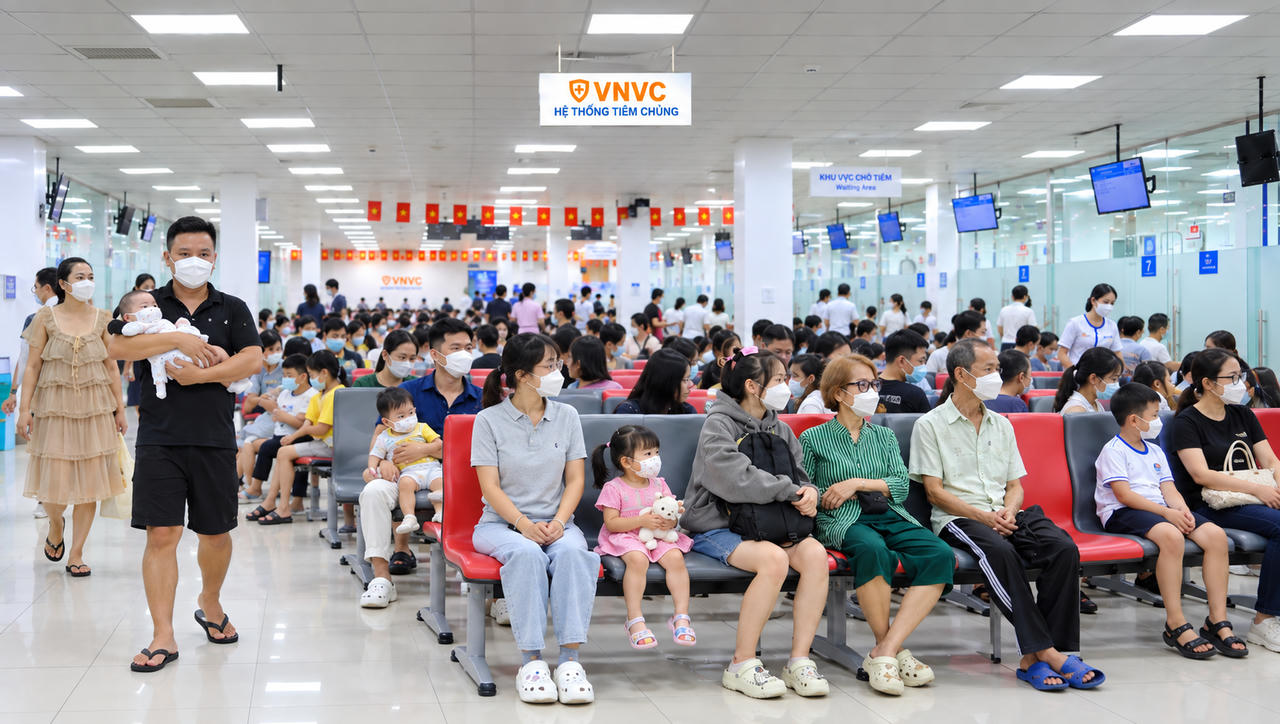 Các phụ huynh tranh thủ đưa con em đến trung tâm VNVC để tiêm vắc xin tay chân miệng trong những ngày đầu ra mắt. Ảnh: Mộc Thảo