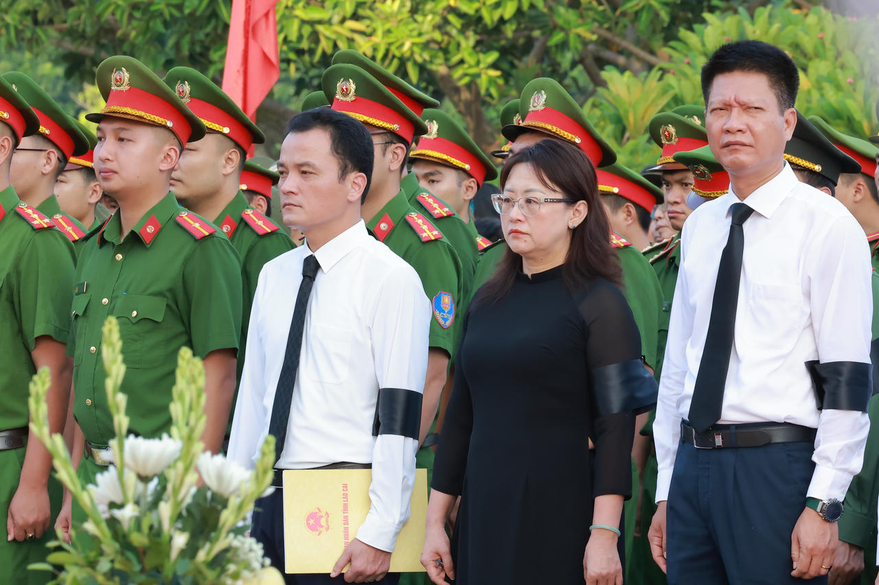 Phó Thủ tướng Phạm Thị Thanh Trà dự lễ truy điệu, an táng 71 hài cốt liệt sĩ tại Lào Cai