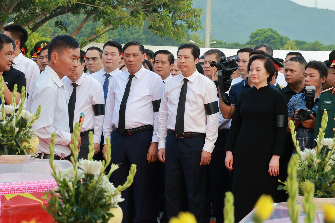 Phó Thủ tướng Phạm Thị Thanh Trà dự lễ truy điệu, an táng 71 hài cốt liệt sĩ tại Lào Cai
