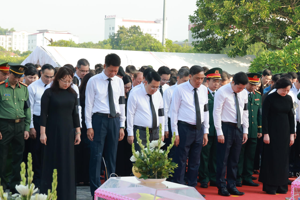 Phó Thủ tướng Phạm Thị Thanh Trà dự lễ truy điệu, an táng 71 hài cốt liệt sĩ tại Lào Cai
