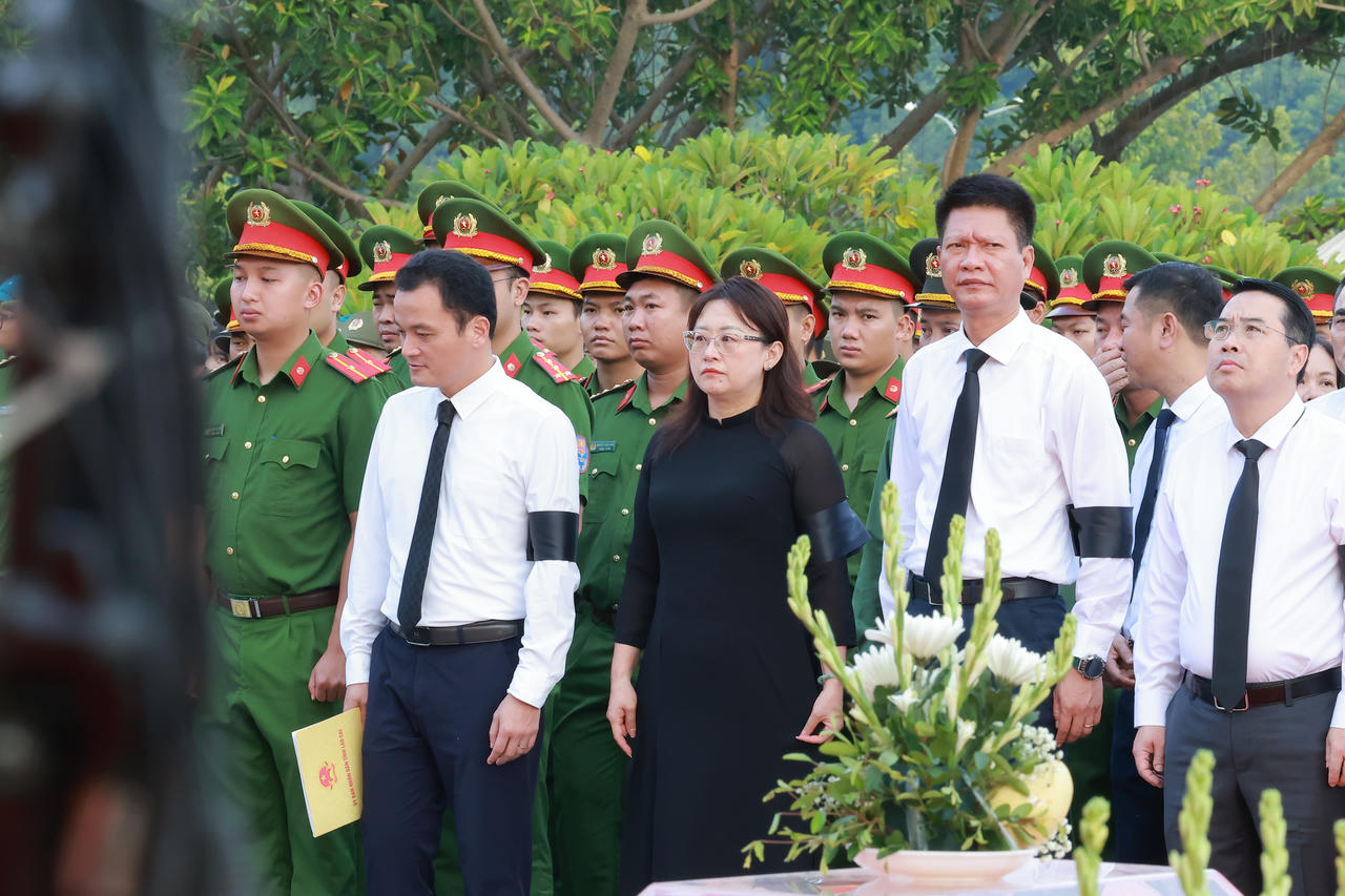 Phó Thủ tướng Phạm Thị Thanh Trà dự lễ truy điệu, an táng 71 hài cốt liệt sĩ tại Lào Cai