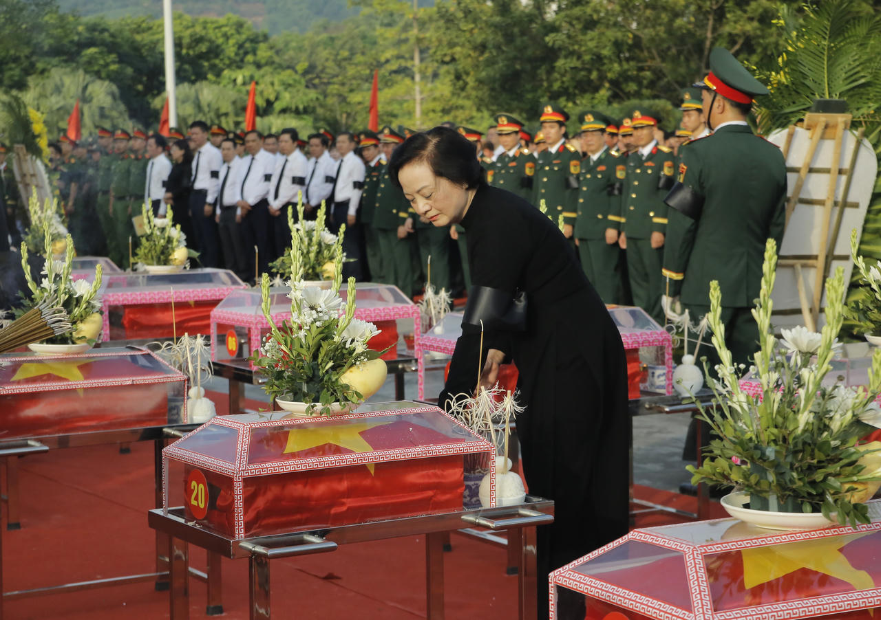 Phó Thủ tướng Phạm Thị Thanh Trà dự lễ truy điệu, an táng 71 hài cốt liệt sĩ tại Lào Cai