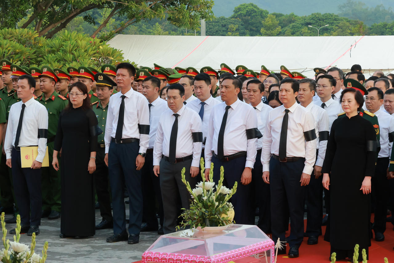 Phó Thủ tướng Phạm Thị Thanh Trà dự lễ truy điệu, an táng 71 hài cốt liệt sĩ tại Lào Cai