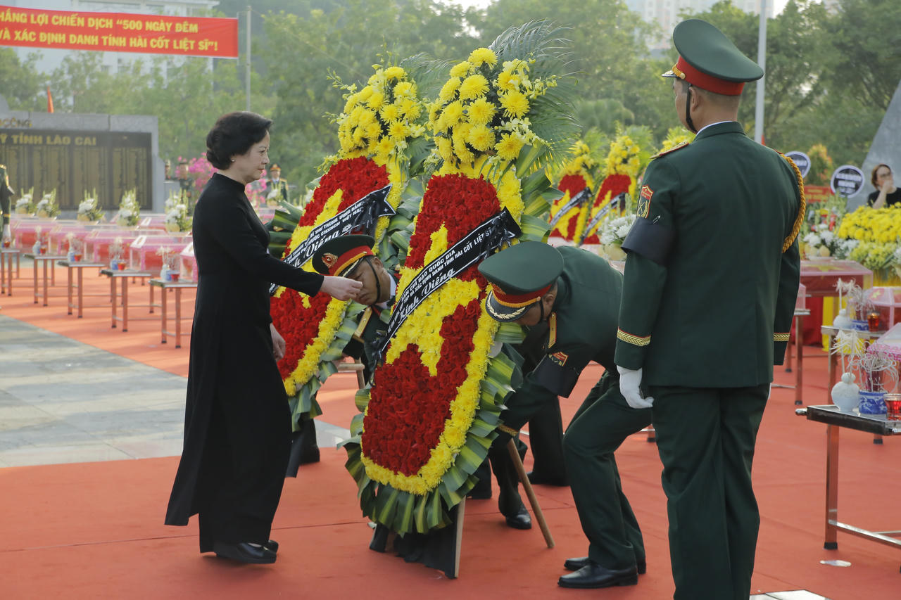 Phó Thủ tướng Chính phủ Phạm Thị Thanh Trà dâng hương tưởng nhớ các anh hùng liệt sỹ (Ảnh: Trường Hải).