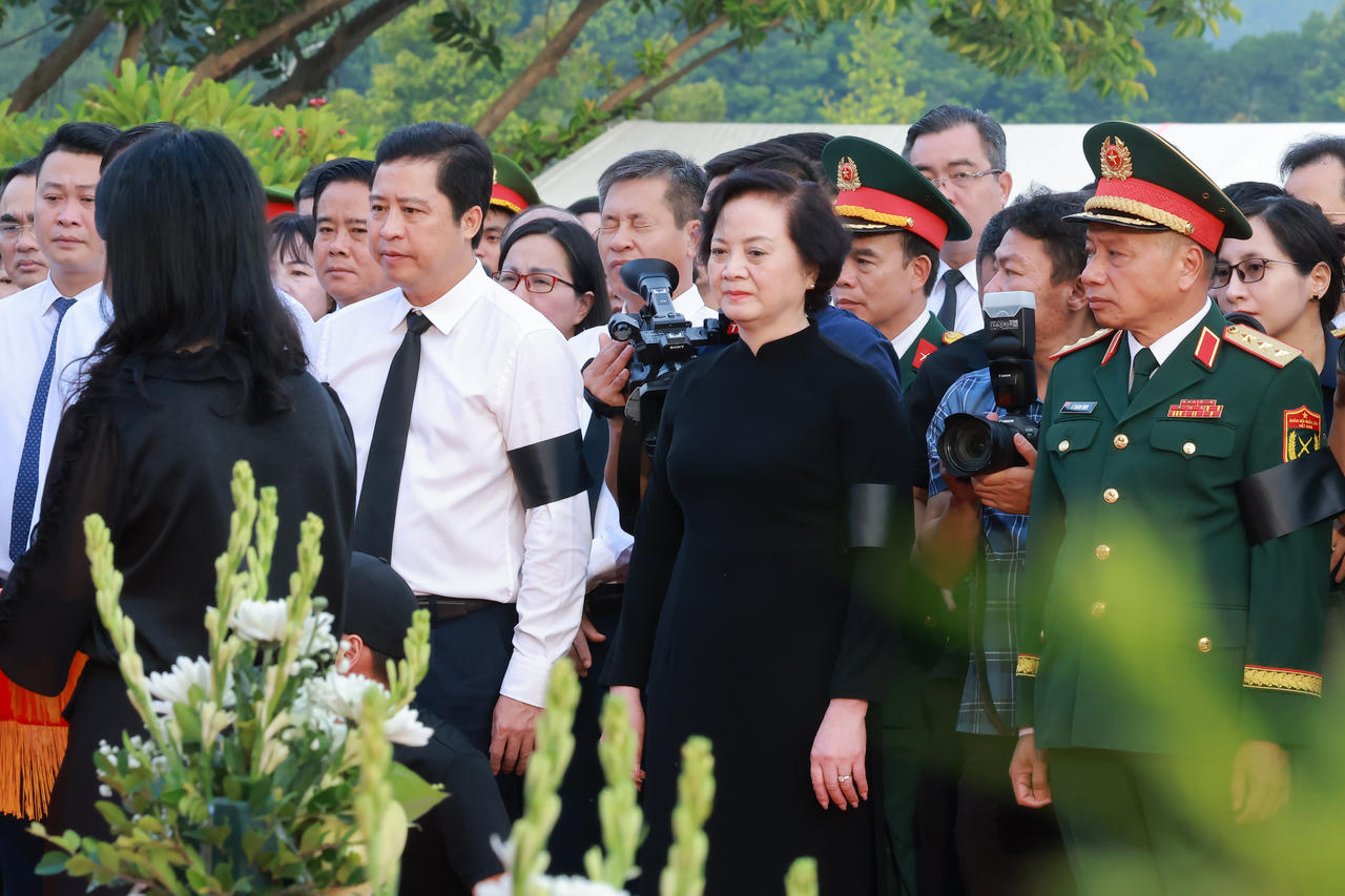 Phó Thủ tướng Phạm Thị Thanh Trà dự lễ truy điệu, an táng 71 hài cốt liệt sĩ tại Lào Cai